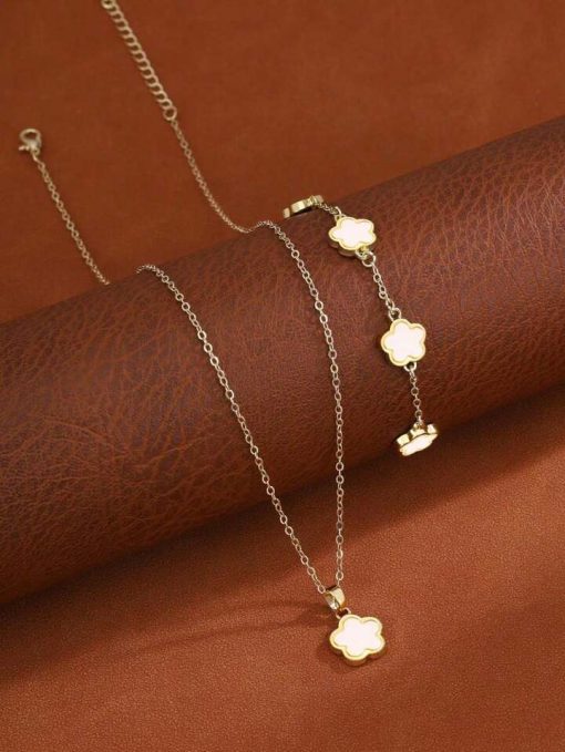 Van Cleef Pendent & Bracelect Set
